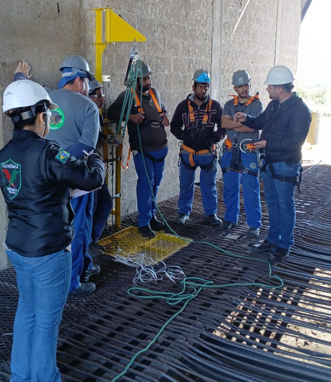 Mão de um especialista apontando para um documento técnico, simbolizando a consultoria e resolução de problemas.
