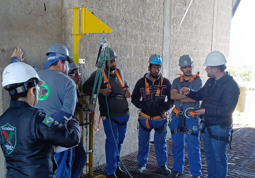 Imagem de um time de engenharia colaborando em um projeto.