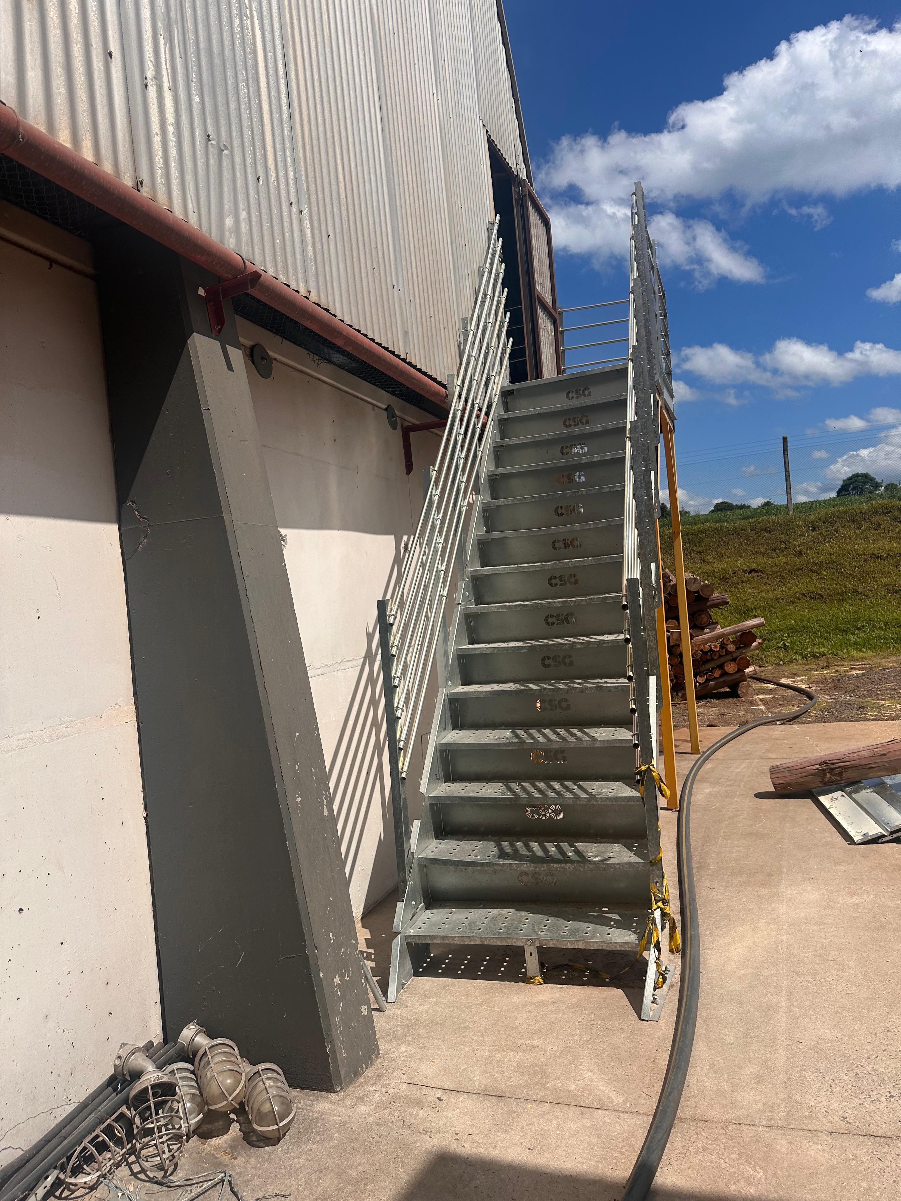 Escada com Guarda-Corpo