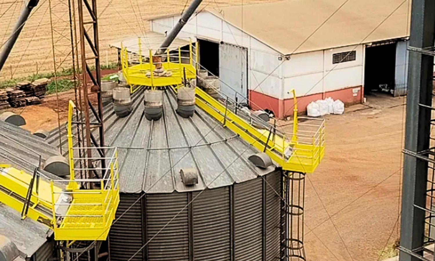 Detalhe do topo de um silo.